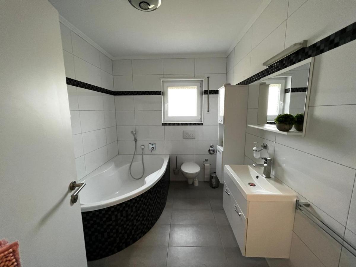 Prime Host Lovely Apartment Karlsruhe Bagian luar foto