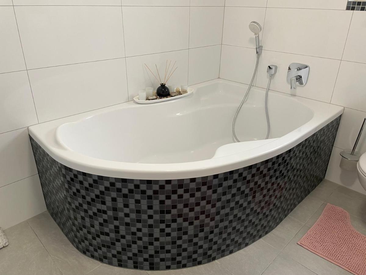 Prime Host Lovely Apartment Karlsruhe Bagian luar foto