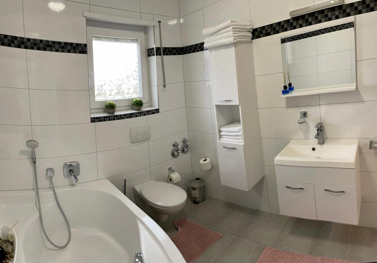 Prime Host Lovely Apartment Karlsruhe Bagian luar foto